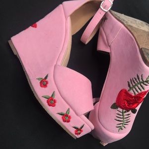 Chase + Chloe wedges